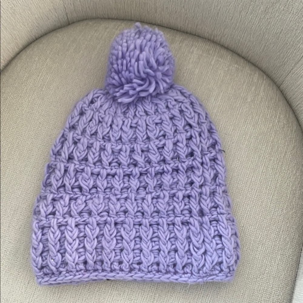 Discrete Lavender Purple Pom Pom Beanie